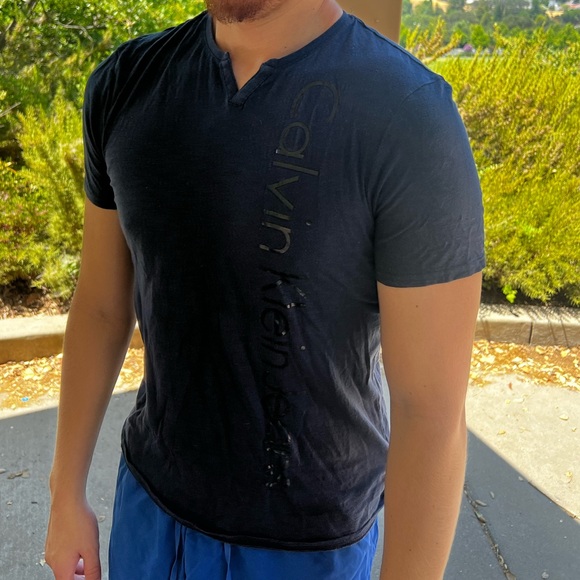 CALVIN KLEIN JEANS MEN V NECK T SHIRT NAVY BLUE CASUAL PARTY NIGHT OUT SIGNATURE - Picture 2 of 16